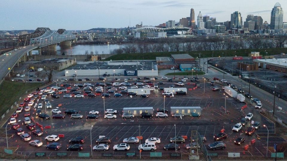 CINCINNATI. Autos se alineaban alrededor de un sitio de pruebas de COVID-19, ante un alto incremento de positivos por Ómicron. Foto: AP