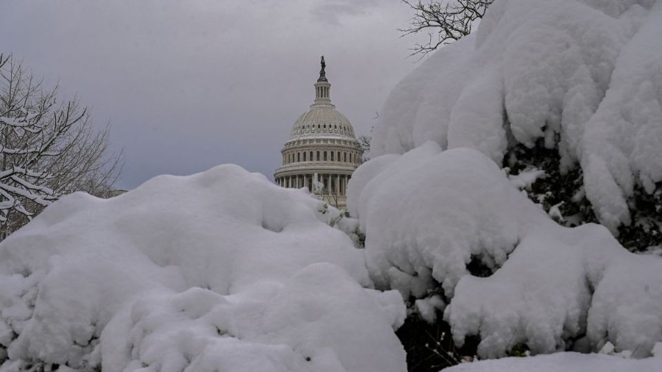 WASHINGTON. Capitolio de EU se muestra después de una tormenta de invierno sobre la región. Foto: AFP