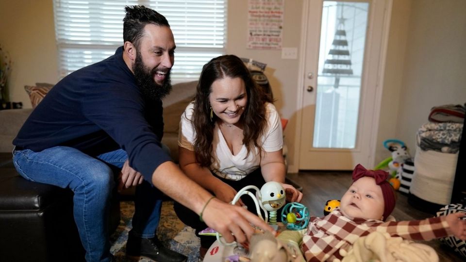 TENDENCIA. Miles de mujeres en EU eligen llevar un embarazo y luego dar al bebé en adopción. Foto: AP