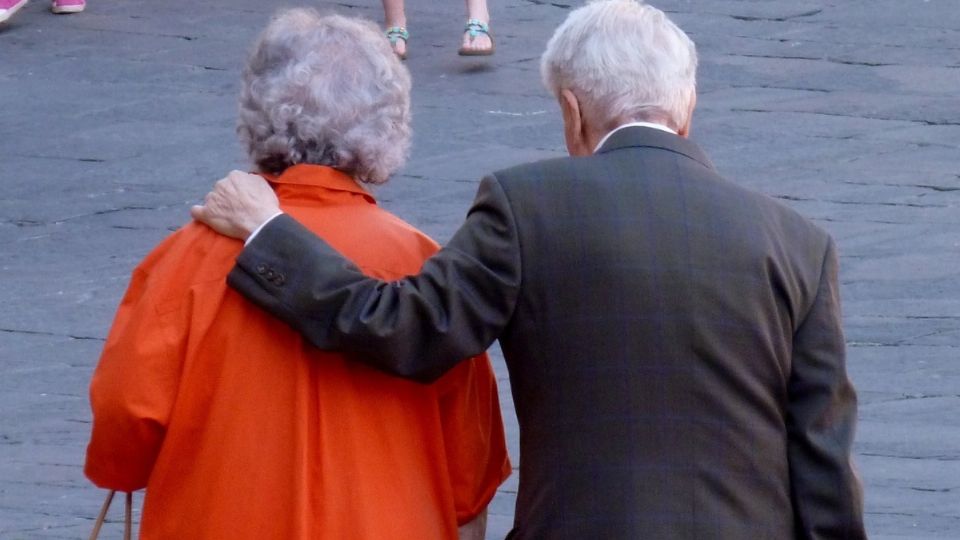 La pareja de abuelitos, de 79 y 78 años de edad, llegó a su domicilio. (Foto: Pixabay)