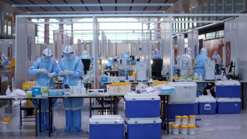 Personal sanitario alistó sitio de test en el Aeropuerto Internacional de Beijing. (Foto: REUTERS)