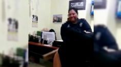 Mujer policía humilla a su compañera golpeándola con una tabla en Veracruz | VIDEO FUERTE