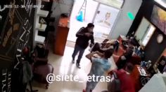 Sujetos amagan con pistola a encargados de barbería durante asalto en Iztapalapa | VIDEO