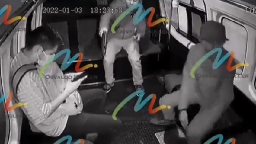 “Métele un plomazo”, adolescentes armados asaltan combi en Coacalco: VIDEO