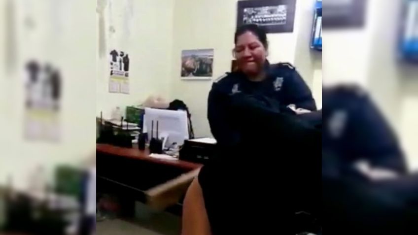 Mujer policía humilla a su compañera golpeándola con una tabla en Veracruz | VIDEO FUERTE