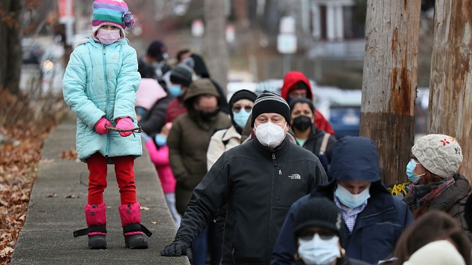 DESDE BOSTON. Cientos de personas en EU se volcaron a puestos de pruebas para detectar el virus.  Foto: AP