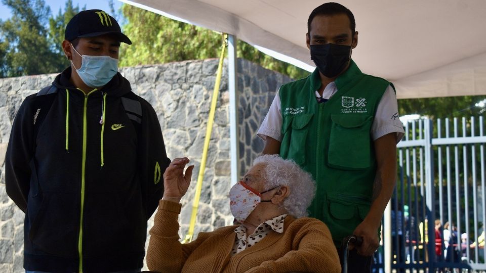 Chema Robaba a adultos mayores, ahora apoya en los centros de vacunación. Foto: Especial
