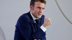 Emmanuel Macron luce frágil con su reforma de pensiones en Francia