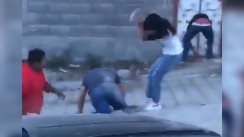 Familia se une para golpear a hombre hasta dejarlo inconsciente en calles de Saltillo: VIDEO FUERTE