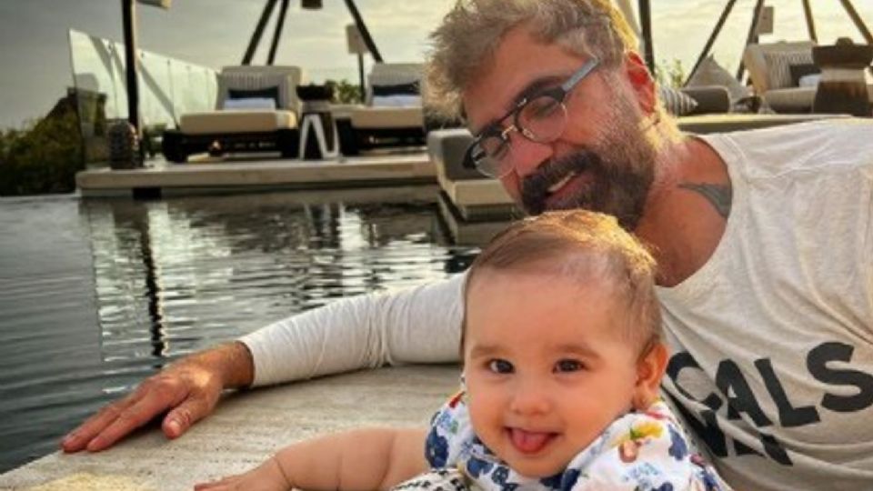 El Potrillo gozó de unas maravillosas vacaciones con su pequeña nieta. (Foto: @alexoficial)