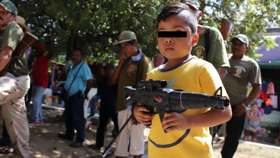 Niño con juguete de arma en Día de Reyes. Foto: Archivo / CUARTOSCURO