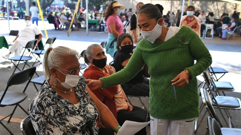 REFUERZO. Los adultos mayores de 60 años acuden a las sedes determinadas para recibir la tercera dosis de la vacuna. Foto: Yadin Xolalpa