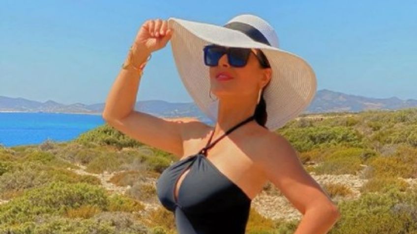 Salma Hayek sorprende con el vestido playero perfecto para mujeres de más de 50 años