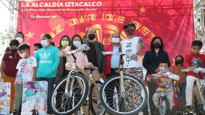 En Día de Reyes entrega Iztacalco juguetes y bicicletas a niñas y niños de la demarcación