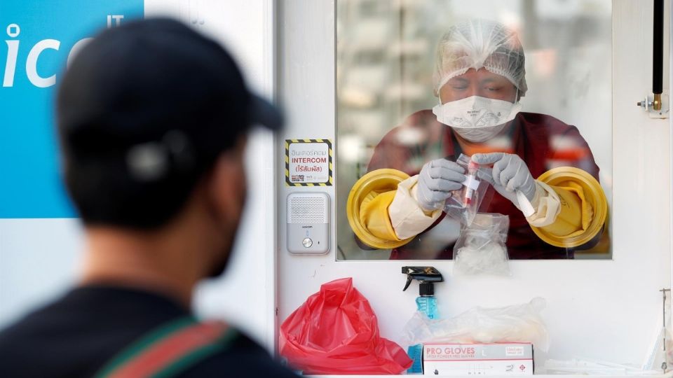 En Tailandia el fuerte incremento detectado de contagios que alcanzó los 5 mil 775 en las últimas 24 horas. FOTO: EFE