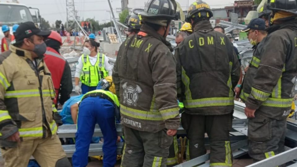 Paramédicos y bomberos acudieron a la zona siniestrada (Foto: Twitter @SGIRPC_CDMX)