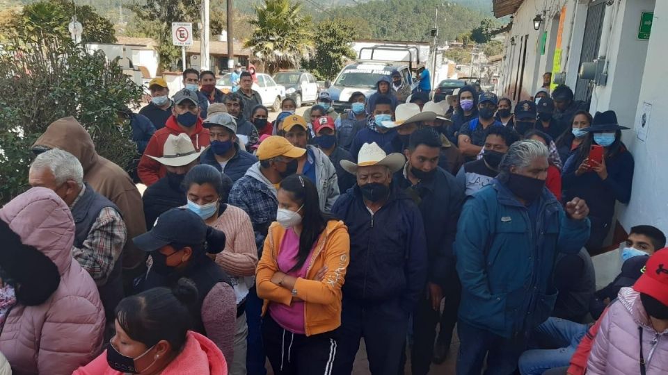 La morenista se sintió mal y fue traslada para su atención médica bajo el resguardo de la policía municipal Foto: Especial