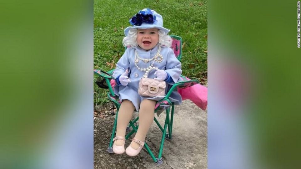 La pequeña Jalayne, de dos años, fue disfrazada por su madre en Halloween para parecerse a la Reina Isabel. Foto: Especial