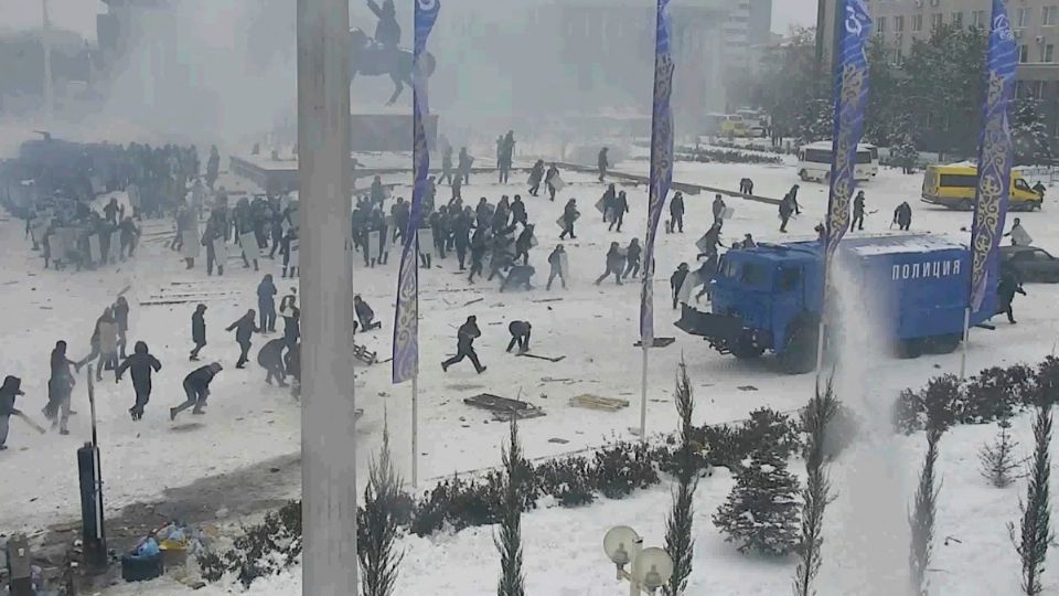 ENOJO. Un video en las redes sociales muestra a tropas patrullando las calles y disparando. Foto: REUTERS