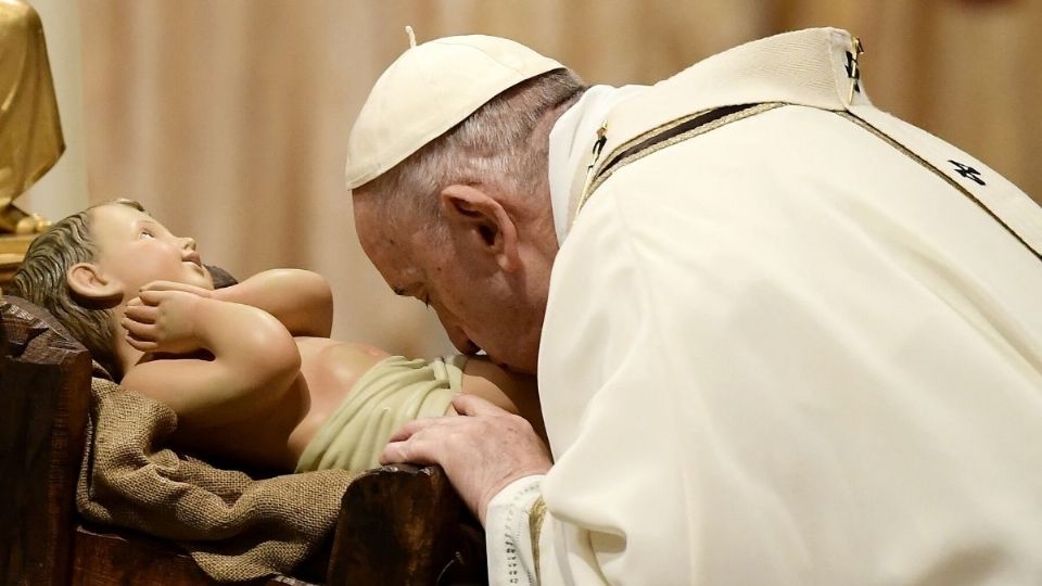 MISA. El Papa besó en Epifanía una estatuilla del Niño Jesús. Foto: AFP