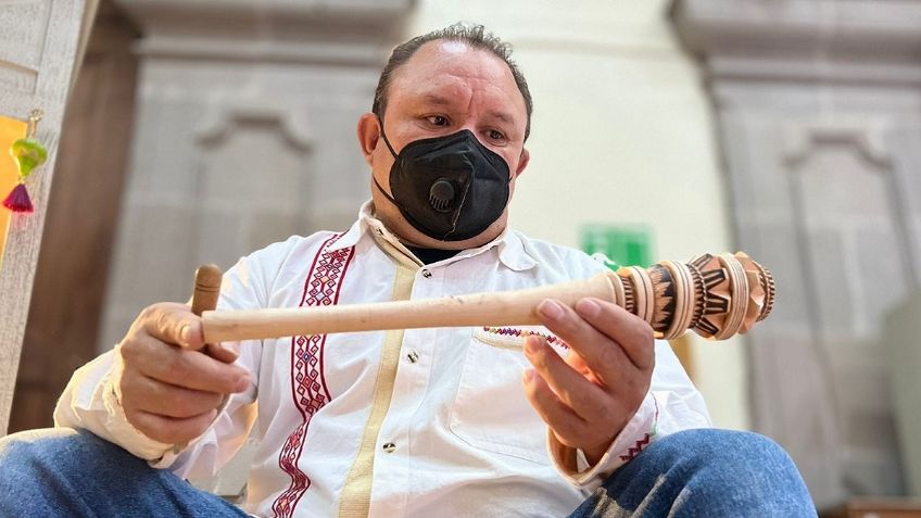 Artesano mexicano vende en Los Ángeles molinillos de madera para chocolate como souvenir