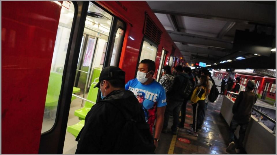 Los usuarios del Metro se prestan a vivir una jornada complicada de regreso a las actividades presenciales
(Foto: Cuartoscuro)