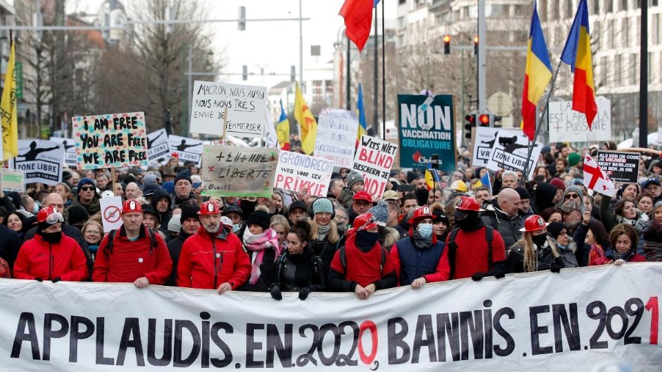 BRUSELAS. Pese a que los contagios se elevan, las protestas no cesan en Europa. Foto: REUTERS