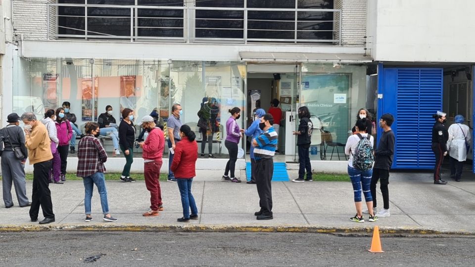 FILAS, OTRA VEZ. Farmacias y consultorios médicos se han visto saturados por personas que buscan hacerse una prueba de COVID-19. Foto: Guillermo O´Gam