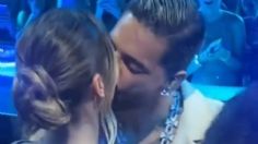 Video: el intenso beso de Maluma y su novia en los Billboards 2022