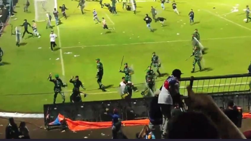 Indonesia: escalofriante pelea campal deja 129 muertos en un partido de futbol