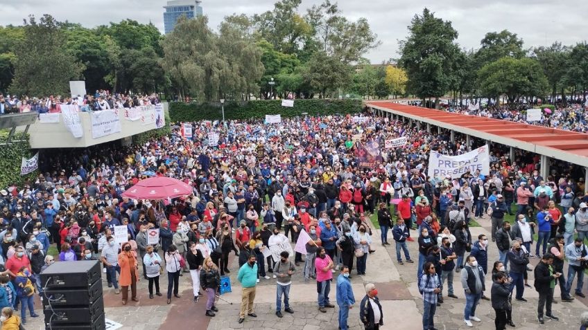 Integrantes del Sindicato de la UNAM protestan en Rectoría, exigen un aumento salarial de 20%