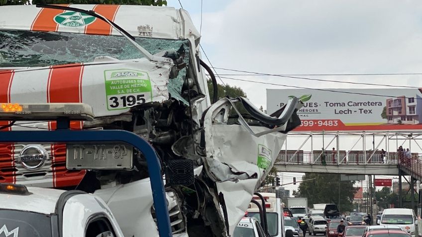 Tultitlán: registran aparatoso choque de dos unidades de transporte público que dejó al menos 10 heridos