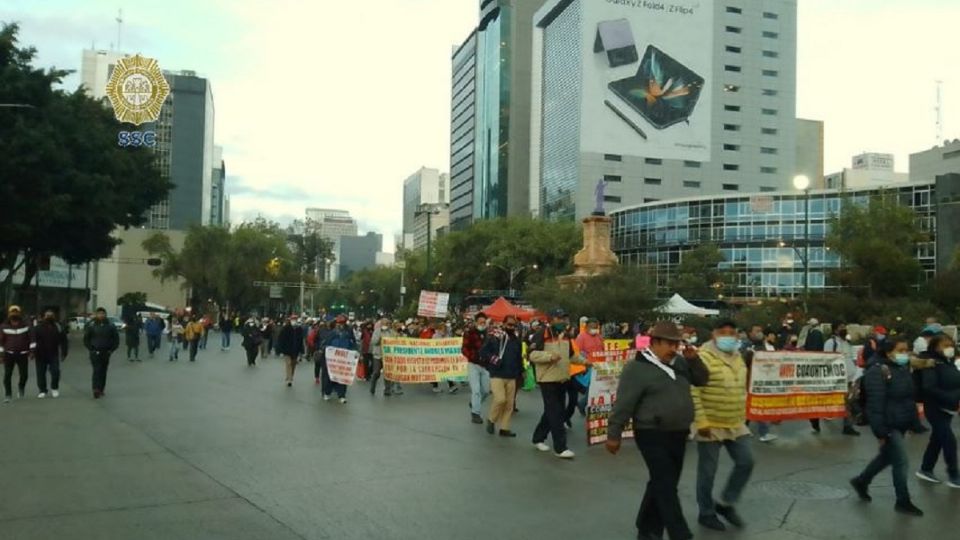 Un grupo de manifestantes se dio cita sobre Paseo de la Reforma.