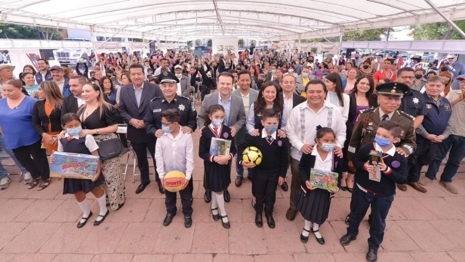 El mandatario pidió a los padres de familia vigilen el uso de aparatos electrónicos de sus hijos