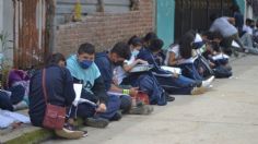 Michoacán: alumnos toman clases en la calle ante el posible derrumbe de su escuela