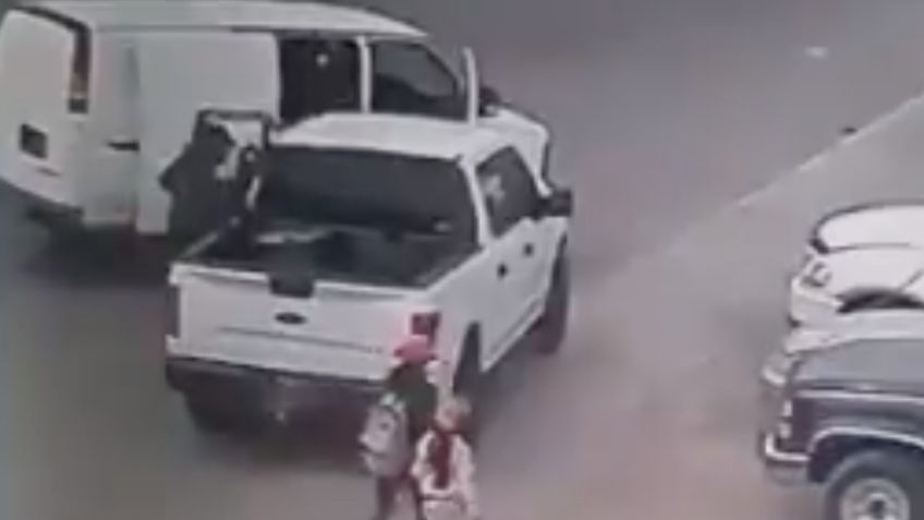 VIDEO | El aterrador momento en que sujetos armados "levantan" a hombre en carretera de Puebla