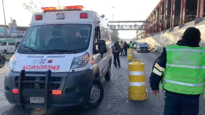 FOTOS: un socavón provoca caos en la Calzada Ignacio Zaragoza