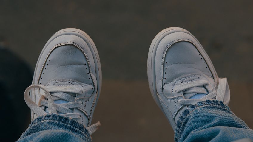 En simples pasos, el truco para lograr que tus zapatillas luzcan blancas por más tiempo