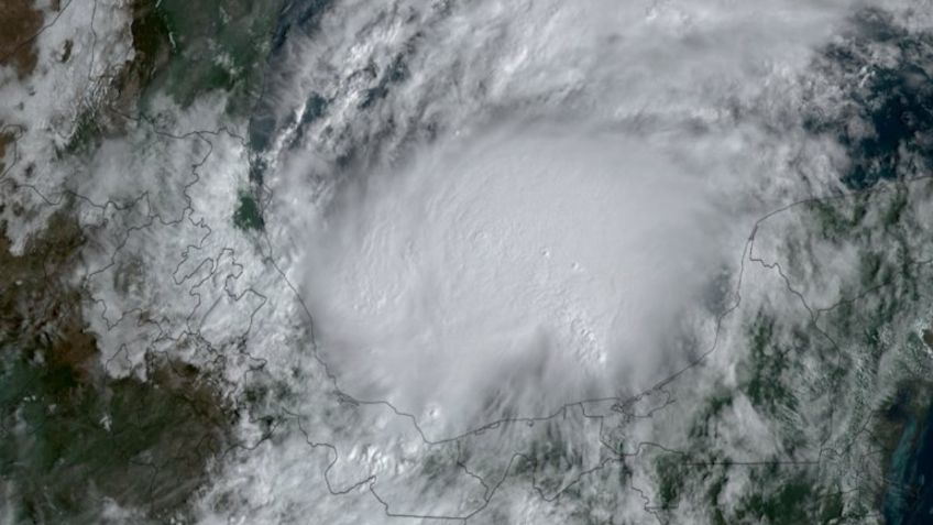 La tormenta tropical "Karl" se fortalece mientras avanza hacia Veracruz