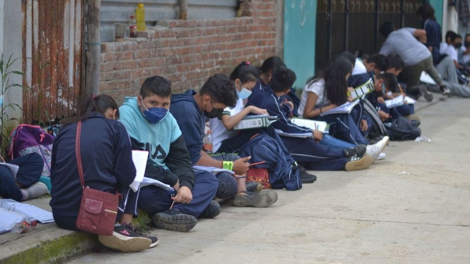 Padres de familia acudieron para limpiar y acomodar los pupitres al exterior del plantel