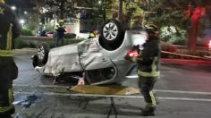 Hay 5 personas heridas tras la fuerte volcadura de un auto en avenida Chapultepec y Salamanca