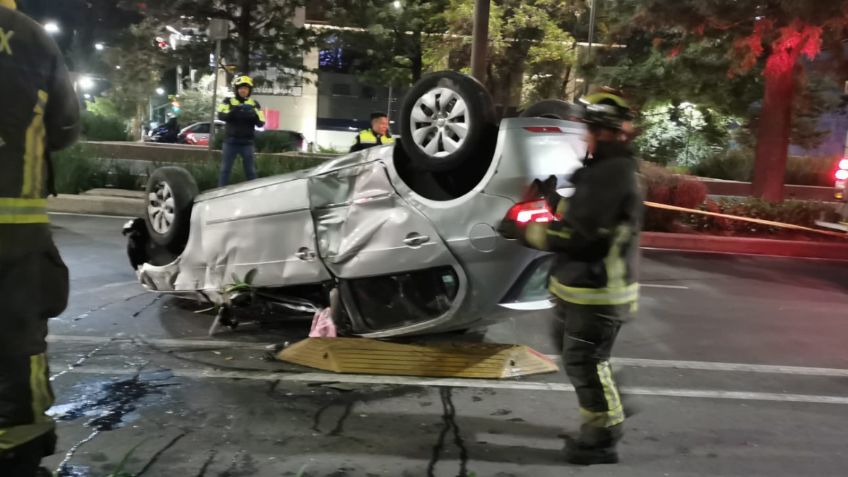 Hay 5 personas heridas tras la fuerte volcadura de un auto en avenida Chapultepec y Salamanca