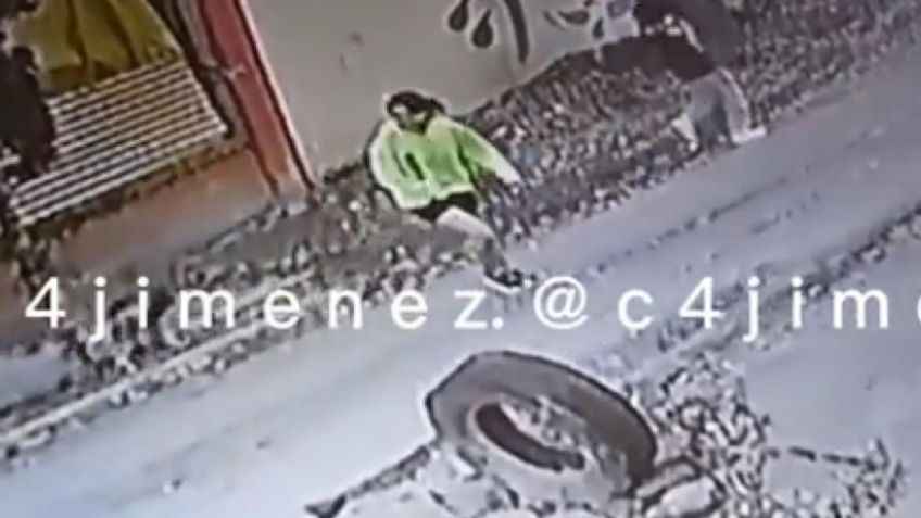 VIDEO | Indignación en Iztapalapa: dos niñas atan y abandonan a un perrito en la calle