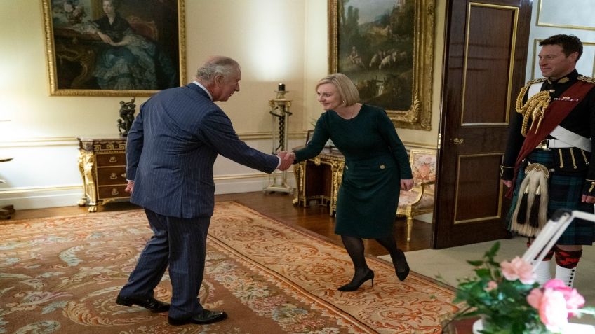 El rey Carlos III causa polémica al saludar de forma “extraña” a la primera ministra Liz Truss