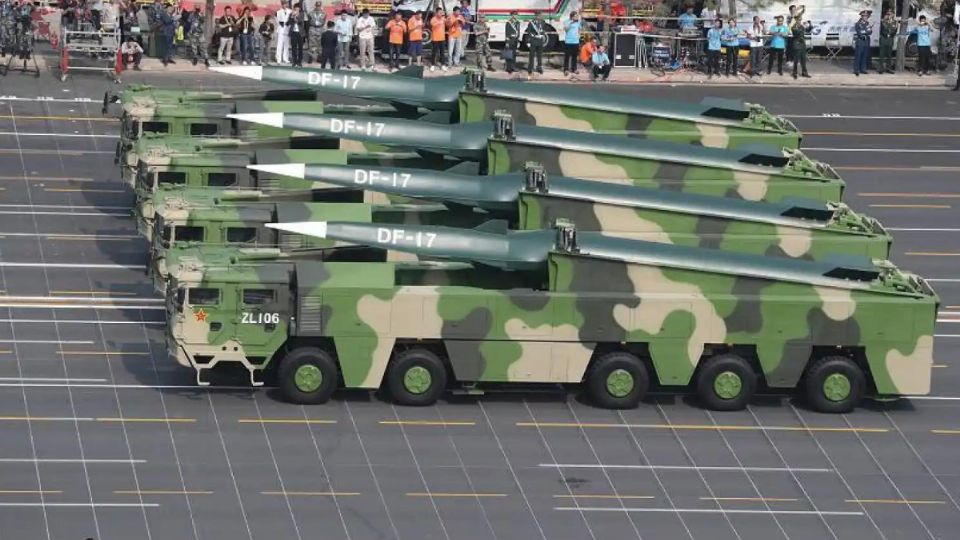 El DF-17 fue presentado oficialmente en el desfile militar del Día de China el 1 de octubre de 2019.
