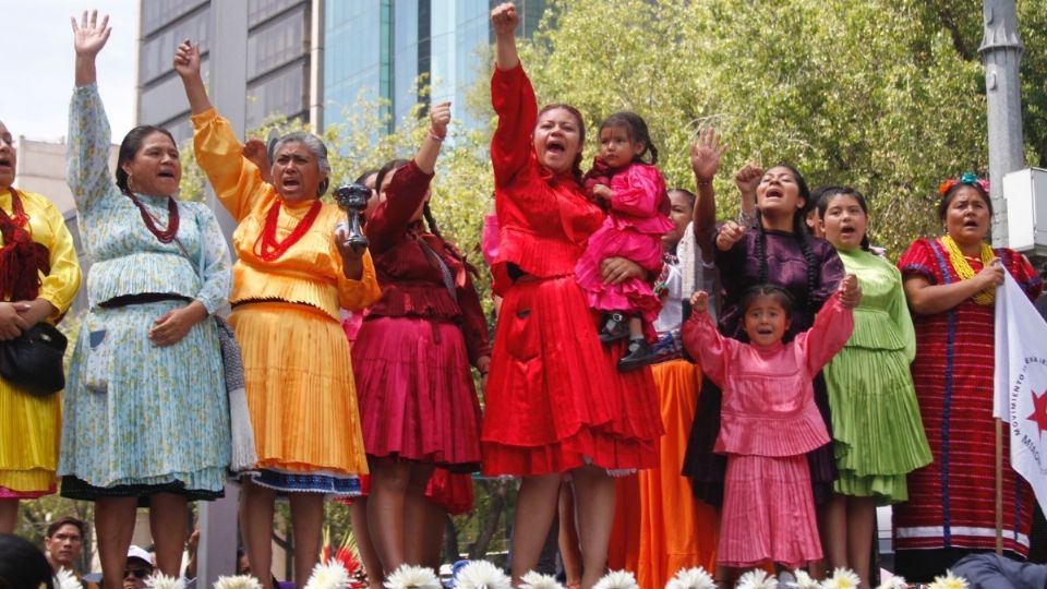 En la marcha por el Día de la Resistencia Indígena, las mujeres manifestaron su apoyo a la escultura