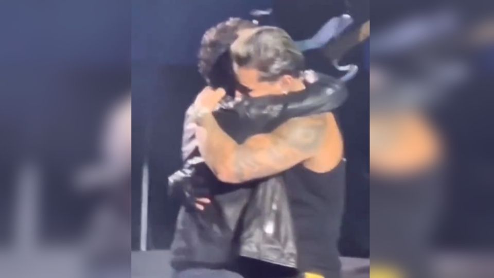 Marc Anthony y Maluma en efusivo abrazo en pleno concierto