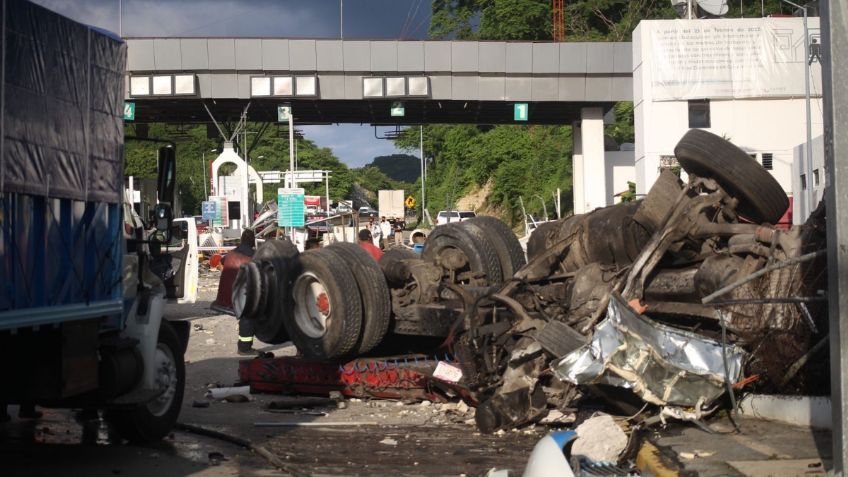 Guerrero: tráiler se impacta contra una caseta en la autopista del Sol en Acapulco