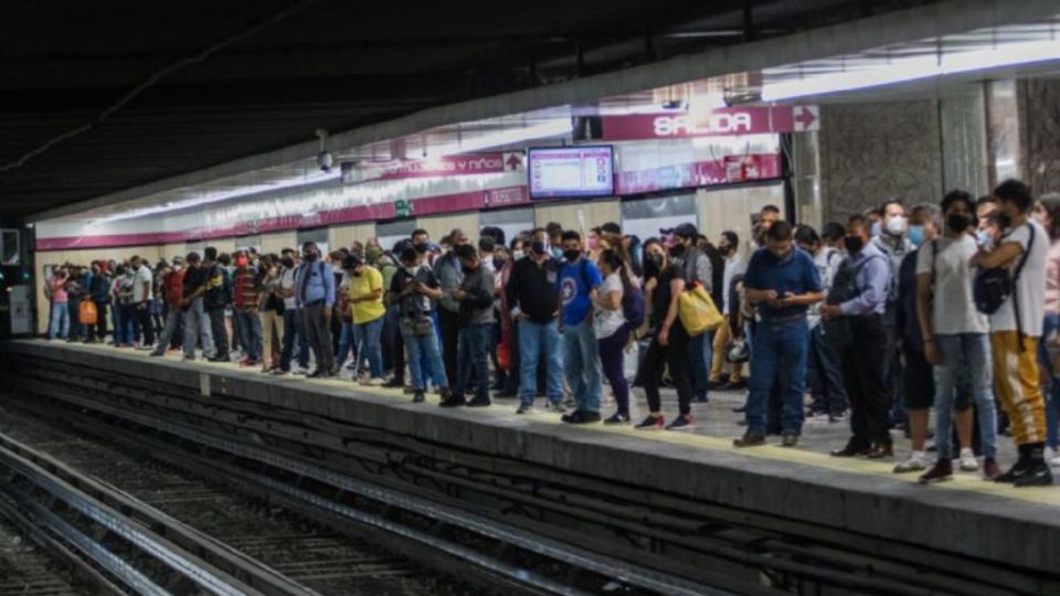 Una persona presuntamente se arrojó a las vías del Metro.