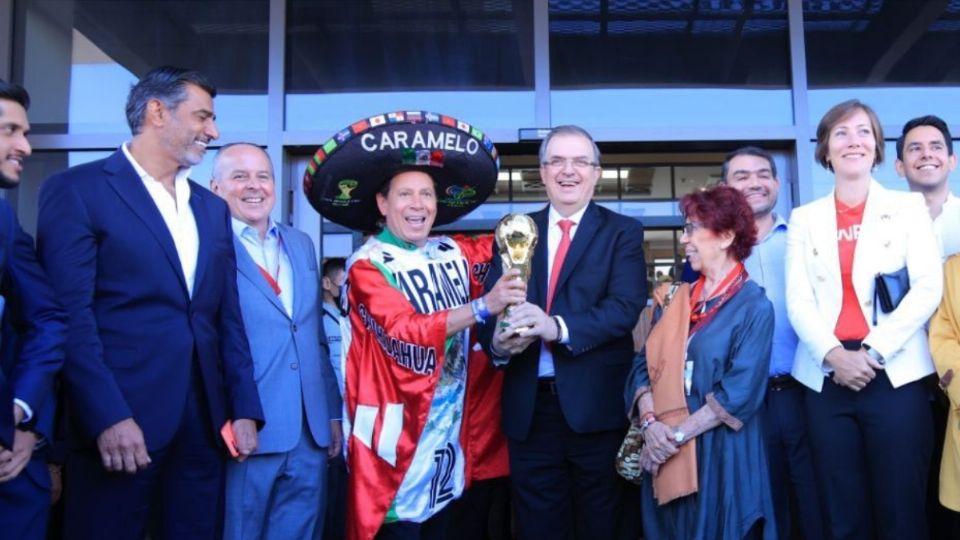 Marcelo Ebrard recibe la Copa del Mundo en el AIFA